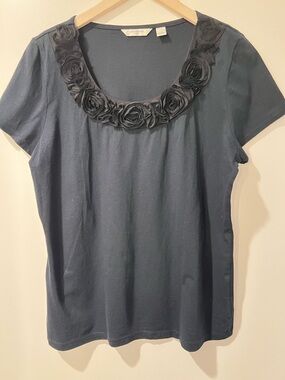 Liz Claiborne Navy Short Sleeve Scoop Tee with Rosette Trim size L